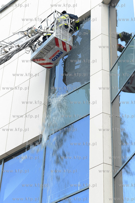 Gdynia. Straż pożarna usuwa pękniętą szybę w...