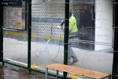 Gdynia. Mycie wiaty przystankowej na ul. 10-Lutego...