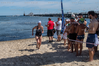 Wyścig pływacki dookoła mola w Sopocie. Nz. Magdalena...