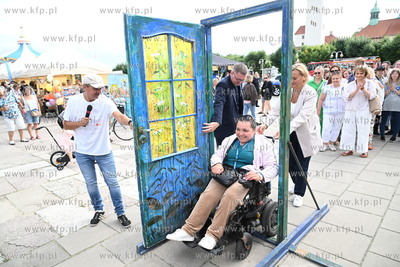 Symboliczne przejście przez Drzwi do Tolerancji. Marsz...