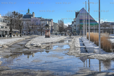 Sopot. Nieuprzątnięty śnieg topnieje tworząc kałuże...