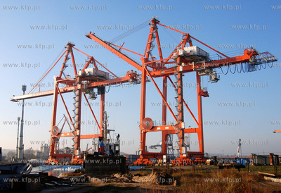 Do portu w Gdyni dotarly i montowane sa w terminalu...
