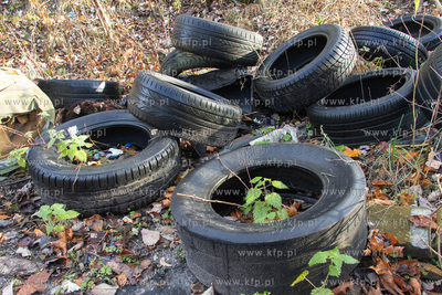 Nielegalne składowisko zużytych opon samochodowych....
