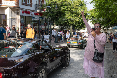 Sopot. Parada ulicą Bohaterów Monte Cassino do muszli...