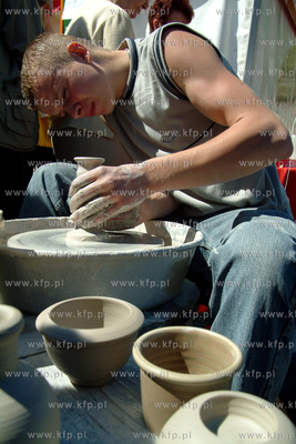 V Zjazd Kaszubow w Slupsku. Nz pokaz garncarstwa na...