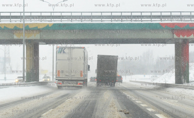 Mimo trudnych warunkow drogowy samochody ciezarowe...