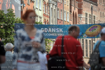 Gdansk, ul. Dluga. Baner zapraszajacy turystow do Gdanska...