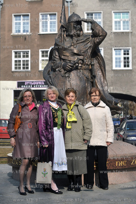 Uroczystosci rozpoczecia Dnia Kaszubskiego pod pomnikiem...