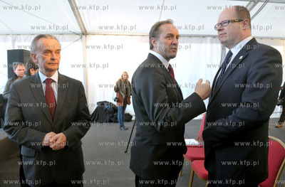 Uroczyste poswiecenie i wmurowanie kamienia wegielnego...