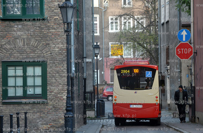 Linia autobusowa 100, ktora mieszkancy i turysci moga...