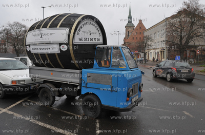 Gdansk, ul. Dlugie Ogrody. Samochod Multikar M22 jako...