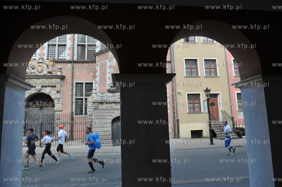 II PZU Gdansk Maraton. Zawodnicy na ul. Kolodziejskiej....