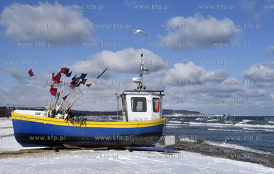 Sopot zimą. Łodzie rybackie na plaży przy przystani...