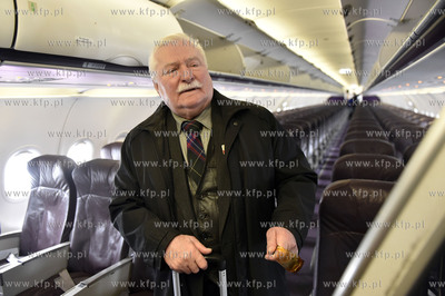 Lech Walęsa na pokładzie samolotu airbus linii Wizzair...
