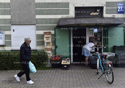 Gdańsk Brzeźno. Osiedlowy sklep spożywczy na ul....
