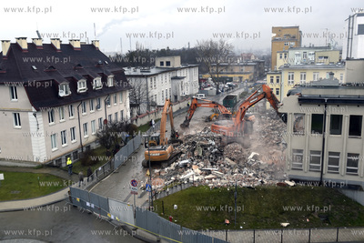 Wyburzanie kolejnych budynków dawnej Akademii Medycznej...