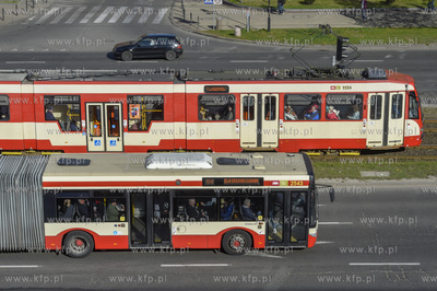 Tramwaj na ul. Okopowej w okolicy budynku LOT. 30.04.2019...