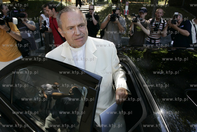 Gdanski oddzial IPN. Pralat ks. Henryk Jankowski przegladal...