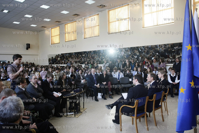 Gdynia. Gimnazjum nr 24 . Premier RP Donald Tusk wzial...