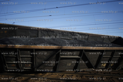 Wykolejony pociag towarowy. Sklad wypadl z szyn  miedzy...