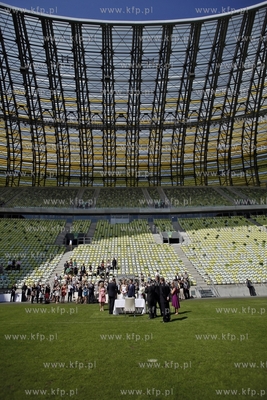 Pierwszy slub na stadionie pilkarskim PGE Arena. Przysiege...