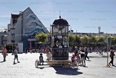 Sopot. Artloop Festival. Instalacje na Placu Przyjaciol...