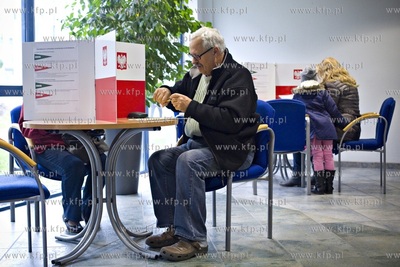 Obwodowa Komisja Wyborcza nr. 200 w Gdańsku. Głosowanie...