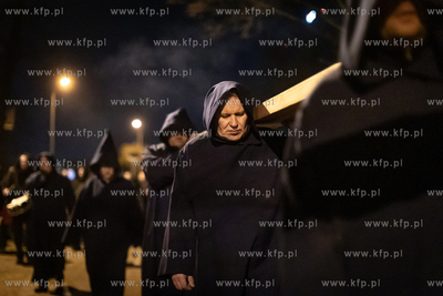 Nocne Misterium Krzyża - procesja pokutna w Wielki...