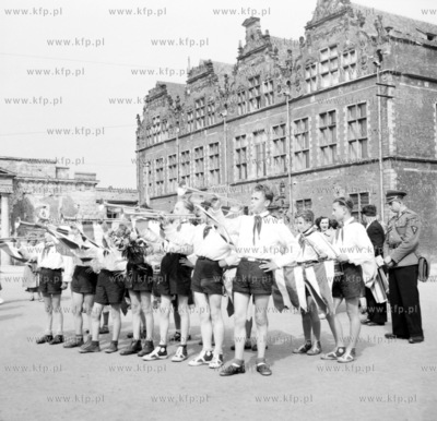 Polscy pionierzy graja na trabkach na Targu Weglowym...