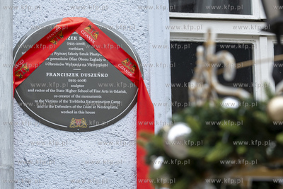 Odsłonięcie tablicy poświęconejrzeźbiarzowi  prof....