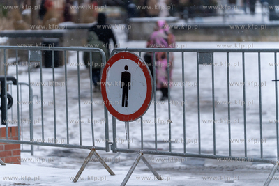 Z powodu utrzymującego się sztormu i silnego wiatru...