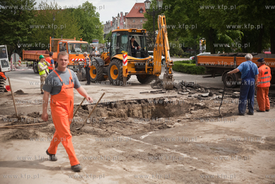Pekniecie rury wodociagowej obok Domu Prasy na Targu...