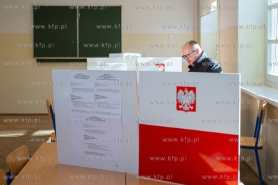 Gdańsk. Zespół Szkół Łączności. Głos w wyborach...