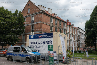 Gdańsk, ul. Korzenna. Punk szczepień Covid-19 chroniony...