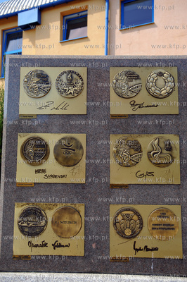 Dziwnow, Aleja Gwiazd Sportu. Marmurowe plyty z replikami...