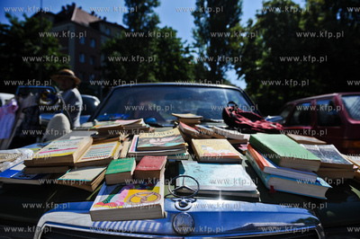 Gdansk. Sprzedaz ksiazek z maski samochodu na rynku...