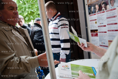 Gdansk. Dlugi Targ. Biuro ds. Euro 2012. Ogromna kolejka...