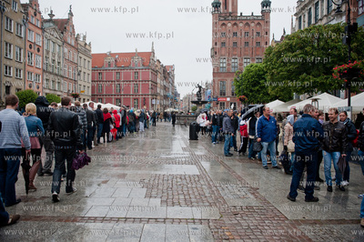 Gdansk. Dlugi Targ. Biuro ds. Euro 2012. Ogromna kolejka...