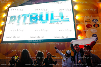 Gdansk. Otwarta dla publicznosci Strefa Kibica na Placu...