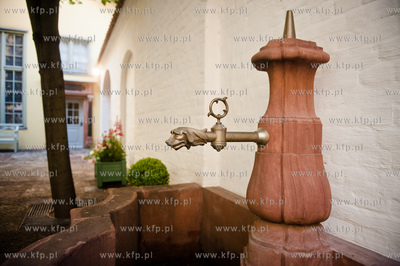 Odnowiony dziedziniec wewnetrzny Muzeum Domu Uphagena...