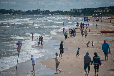 Gdansk. Czerwona flaga wywieszona na plazy w Jelitkowie...