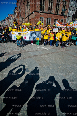 Gdansk. Ul. Dluga. Korowod Pol Nadziei z udzialem Orkiestry...