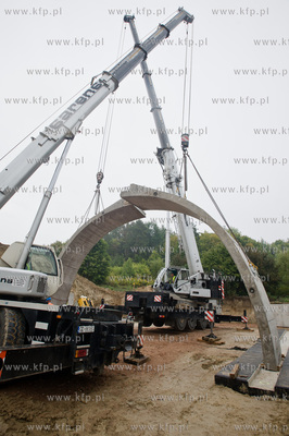 Gdansk. Ul. Ogrodowa. Montaz pierwszych elemntow wiaduktu...