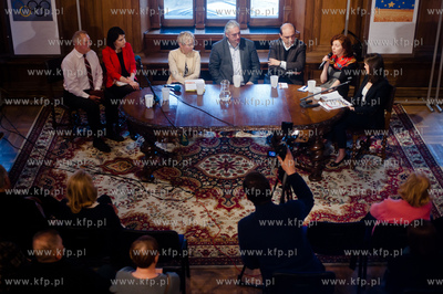 Gdansk. Ratusz Staromiejski. Debata publiczna pt. Co...