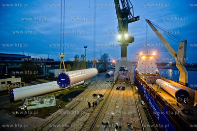 Stocznia Gdanska. Zaladunek elementow wiez wiatrowych,...