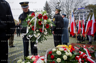 Gdansk. Wrzeszcz. Uroczyste zlozenia kwiatow pod pomnikiem...