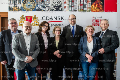 Gdańsk. Urząd Miasta. Konferencja prasowa na której...