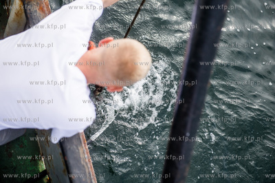 Morze Bałtyckie. Rybacy z Władysławowa, z kutra...