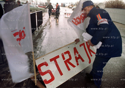 Strajk zalogi w Rafinerii Gdanskiej. Od godz. 10 do...