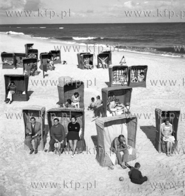 Wiklinowe kosze na plazy w Sopocie. 1962 1_sopot_50-60_z.kosycarz_p5...